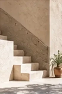 Escalier maçonné aux murs chaulés baigné de soleil