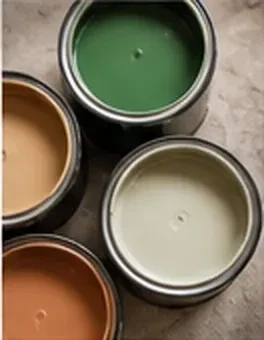 Pots de peinture ouverts : vert, sable, blanc cassé et terre cuite