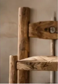 Détail d’une chaise rustique en bois et paille