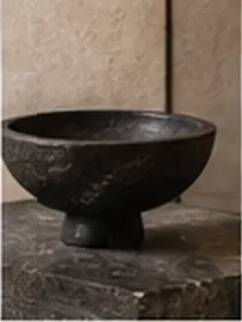 Coupe en pierre noire posée sur un socle