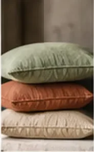 Pile de coussins en lin vert sauge, terre cuite et écru